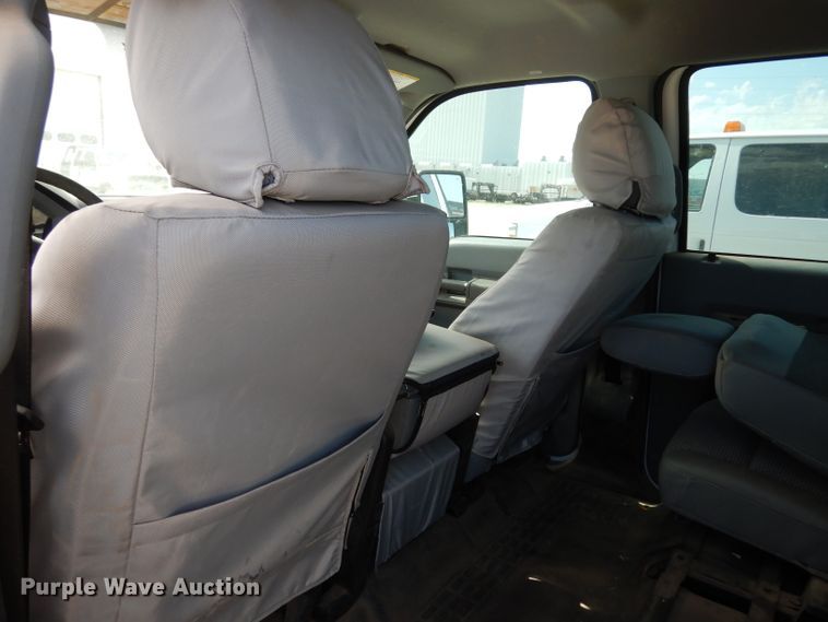 image for item DF4106 2016 Ford F250 Super Duty  Crew Cab flatbed pickup truck