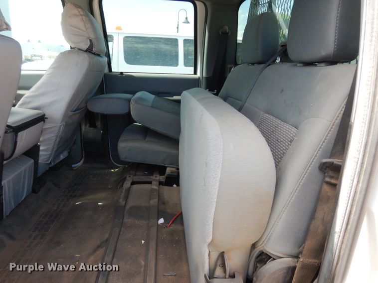 image for item DF4106 2016 Ford F250 Super Duty  Crew Cab flatbed pickup truck