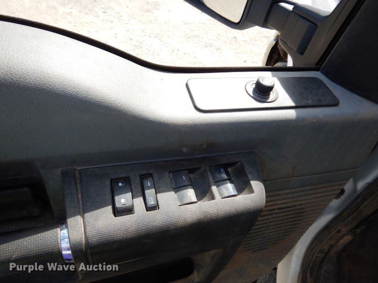 image for item DF4106 2016 Ford F250 Super Duty  Crew Cab flatbed pickup truck