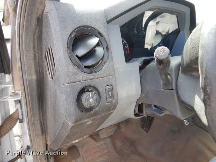 image for item DF4106 2016 Ford F250 Super Duty  Crew Cab flatbed pickup truck