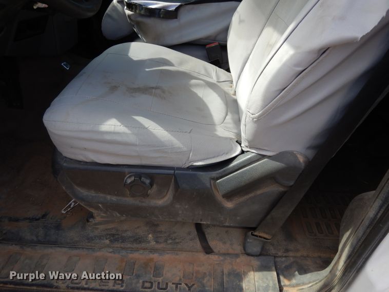 image for item DF4106 2016 Ford F250 Super Duty  Crew Cab flatbed pickup truck