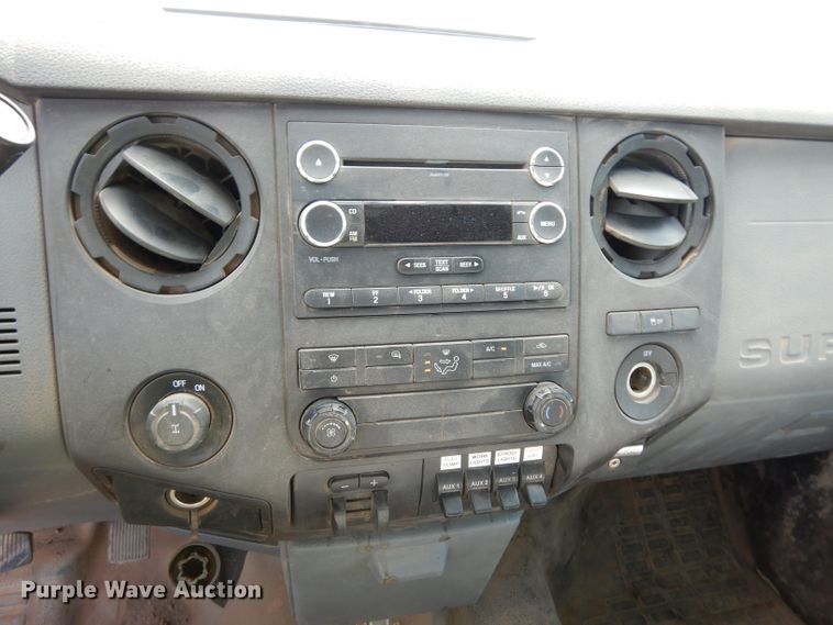 image for item DF4106 2016 Ford F250 Super Duty  Crew Cab flatbed pickup truck