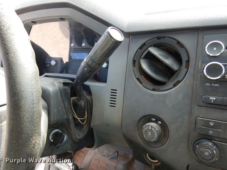 image for item DF4106 2016 Ford F250 Super Duty  Crew Cab flatbed pickup truck