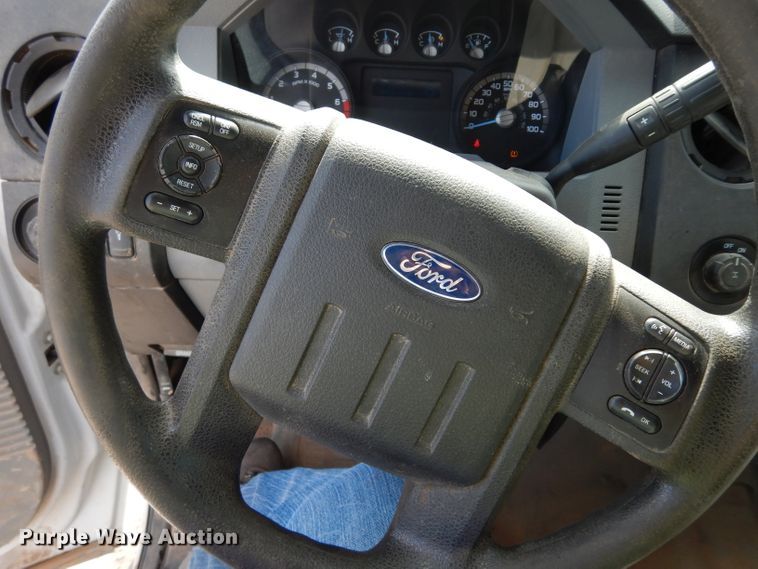 image for item DF4106 2016 Ford F250 Super Duty  Crew Cab flatbed pickup truck