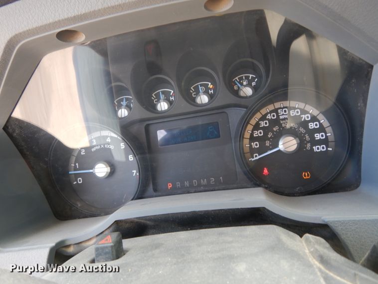 image for item DF4106 2016 Ford F250 Super Duty  Crew Cab flatbed pickup truck