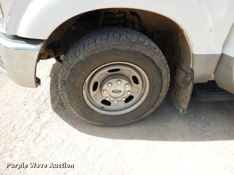 image for item DF4106 2016 Ford F250 Super Duty  Crew Cab flatbed pickup truck