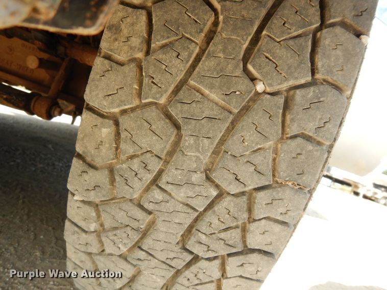 image for item DF4106 2016 Ford F250 Super Duty  Crew Cab flatbed pickup truck