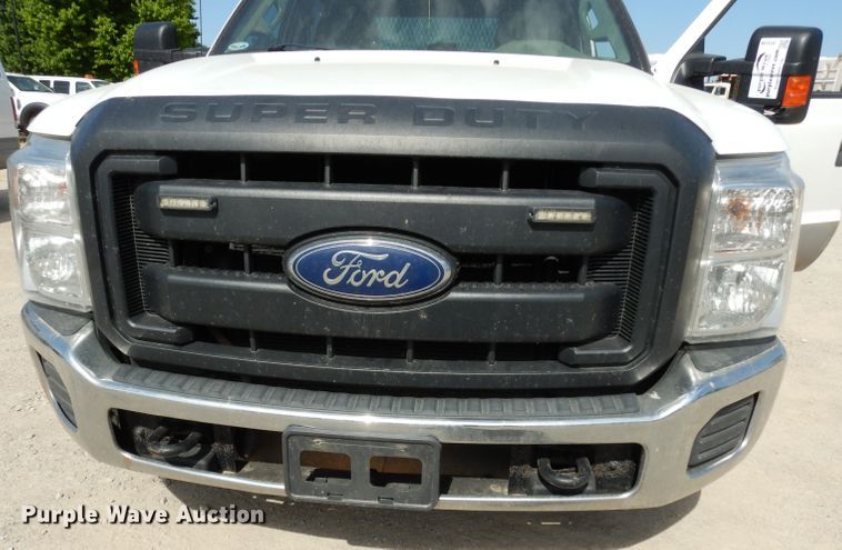 image for item DF4106 2016 Ford F250 Super Duty  Crew Cab flatbed pickup truck