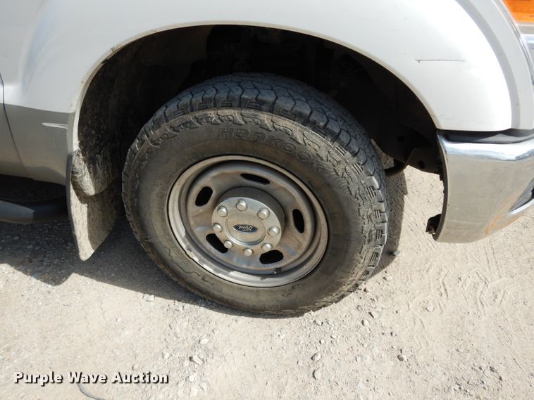 image for item DF4106 2016 Ford F250 Super Duty  Crew Cab flatbed pickup truck