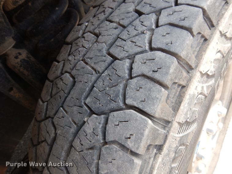 image for item DF4106 2016 Ford F250 Super Duty  Crew Cab flatbed pickup truck