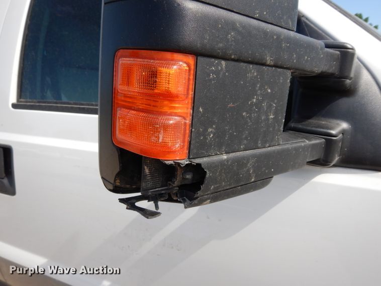 image for item DF4106 2016 Ford F250 Super Duty  Crew Cab flatbed pickup truck