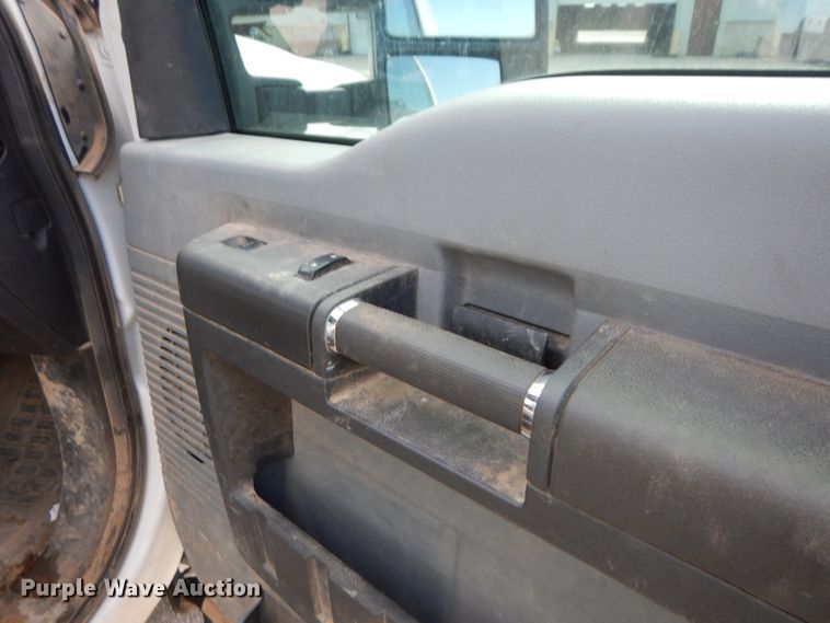 image for item DF4106 2016 Ford F250 Super Duty  Crew Cab flatbed pickup truck