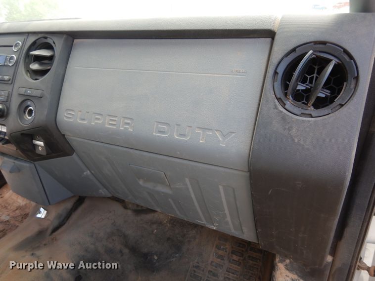 image for item DF4106 2016 Ford F250 Super Duty  Crew Cab flatbed pickup truck