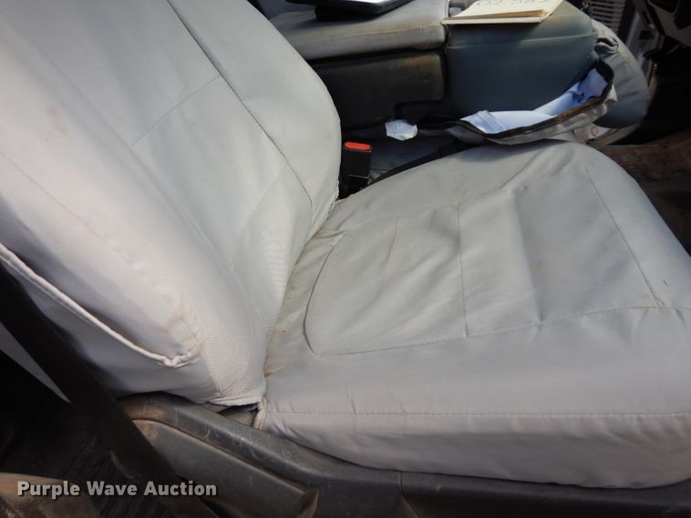 image for item DF4106 2016 Ford F250 Super Duty  Crew Cab flatbed pickup truck