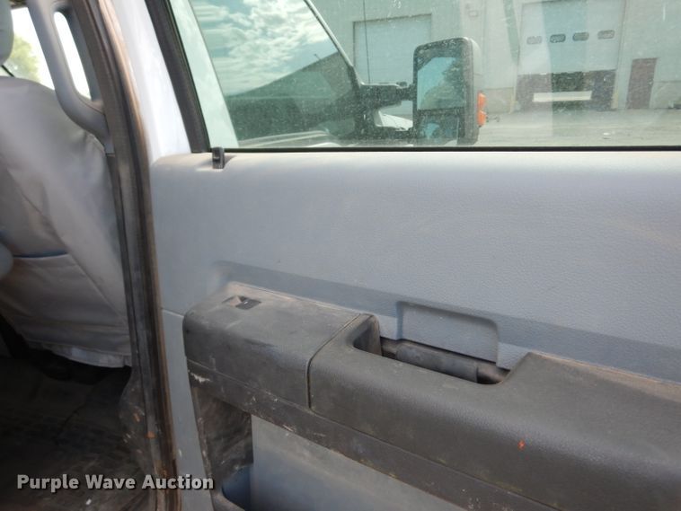 image for item DF4106 2016 Ford F250 Super Duty  Crew Cab flatbed pickup truck