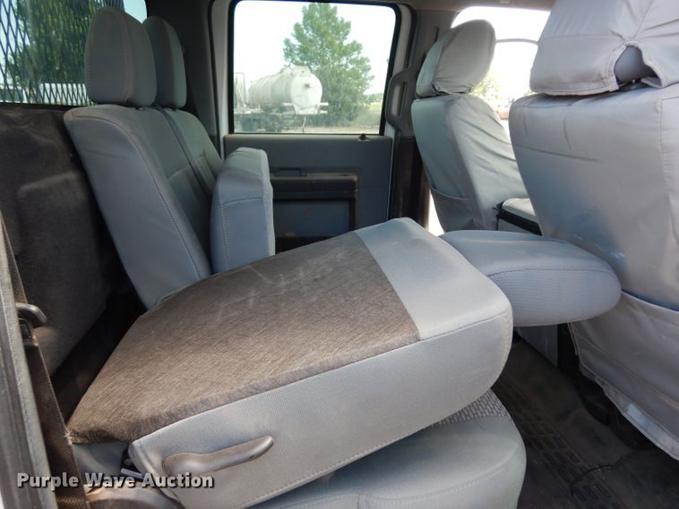 image for item DF4106 2016 Ford F250 Super Duty  Crew Cab flatbed pickup truck