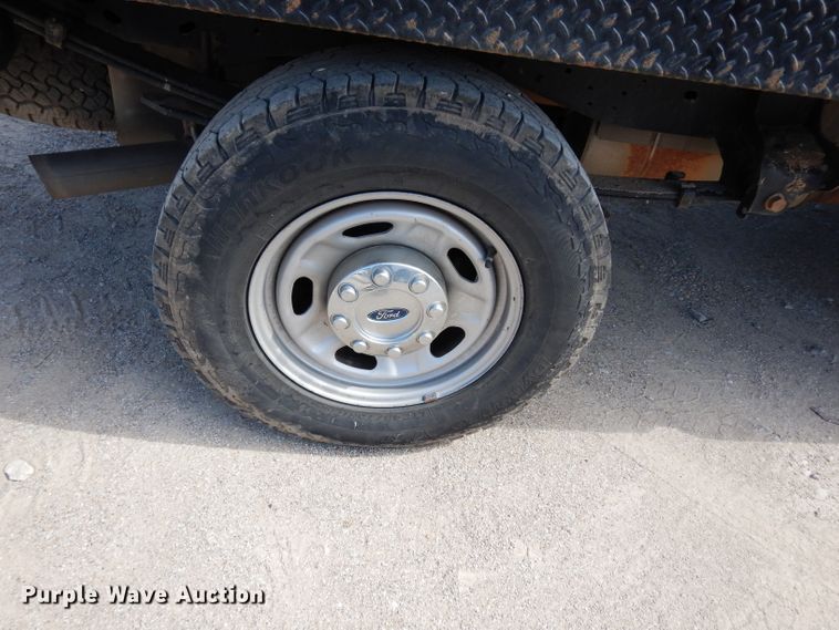 image for item DF4106 2016 Ford F250 Super Duty  Crew Cab flatbed pickup truck