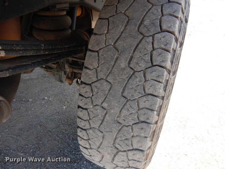 image for item DF4106 2016 Ford F250 Super Duty  Crew Cab flatbed pickup truck