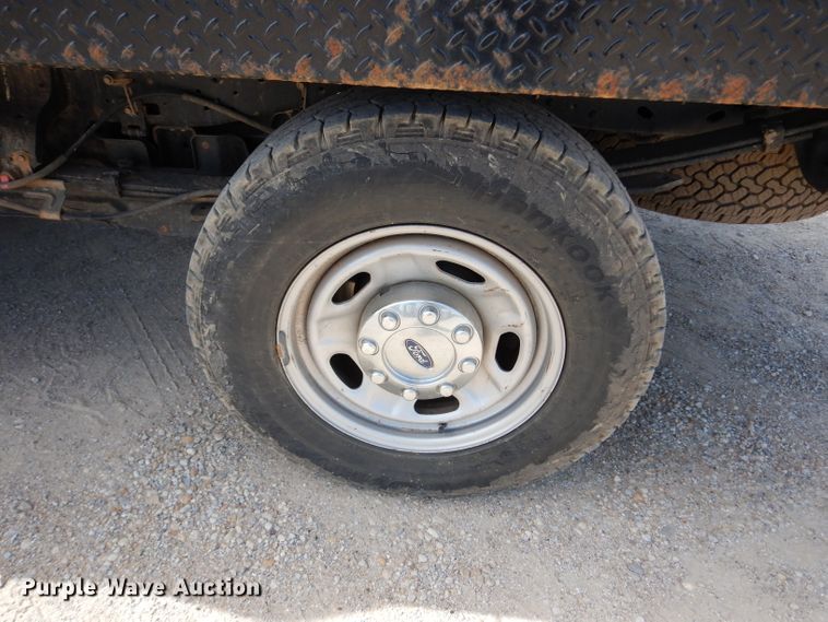 image for item DF4106 2016 Ford F250 Super Duty  Crew Cab flatbed pickup truck