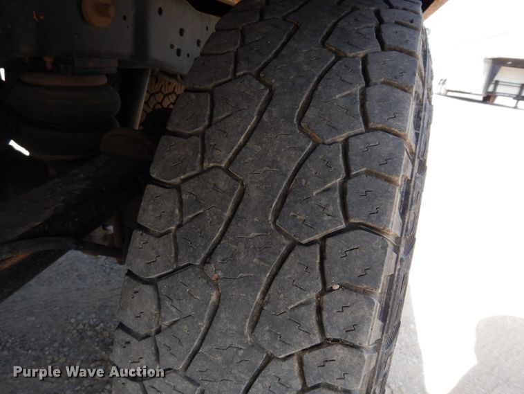 image for item DF4106 2016 Ford F250 Super Duty  Crew Cab flatbed pickup truck