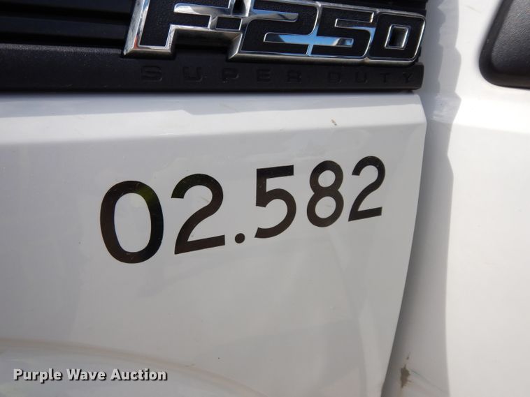 image for item DF4106 2016 Ford F250 Super Duty  Crew Cab flatbed pickup truck