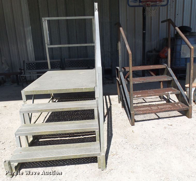 image for item DG1917 (2) sets of stairs