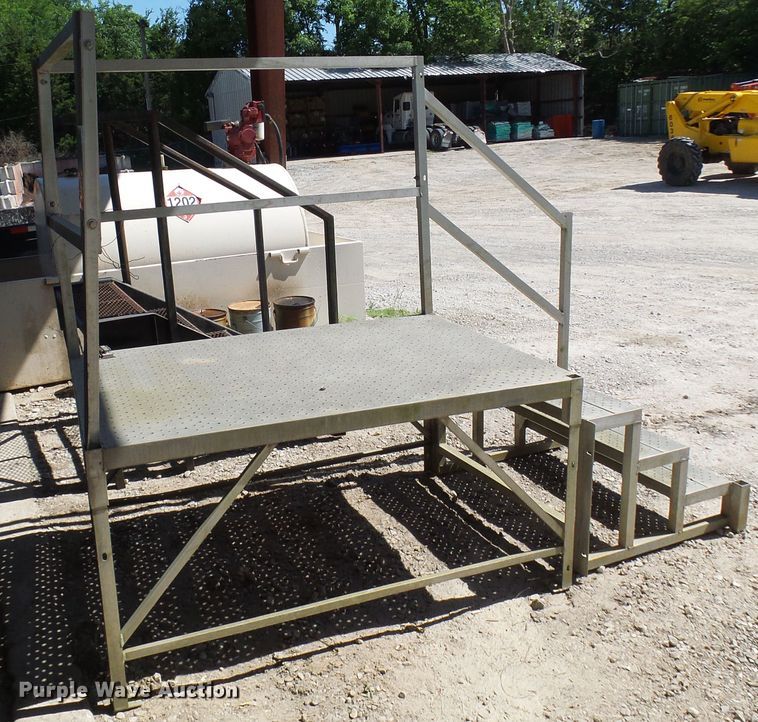 image for item DG1917 (2) sets of stairs