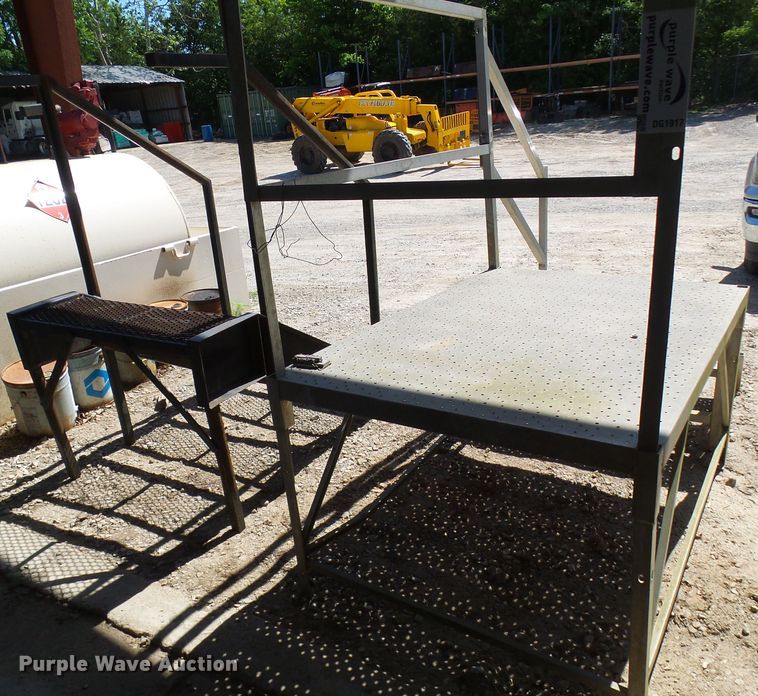 image for item DG1917 (2) sets of stairs