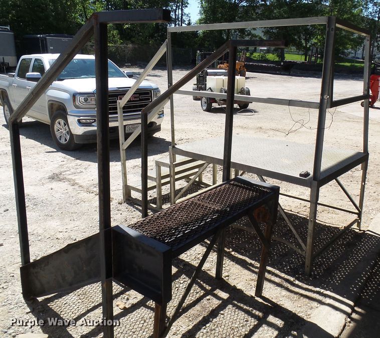 image for item DG1917 (2) sets of stairs