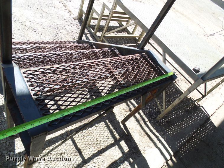 image for item DG1917 (2) sets of stairs