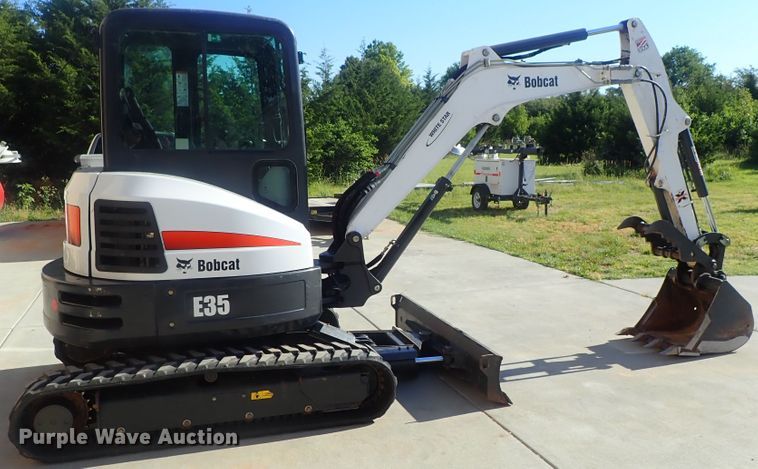 image for item DG2257 2015 Bobcat E35  mini excavator