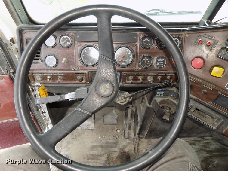 image for item DG2605 1997 Freightliner FLD  semi truck