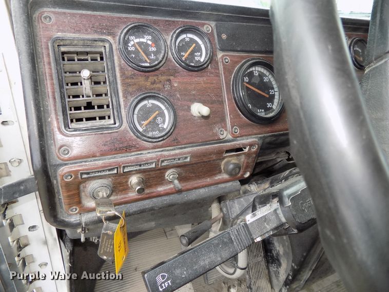 image for item DG2605 1997 Freightliner FLD  semi truck