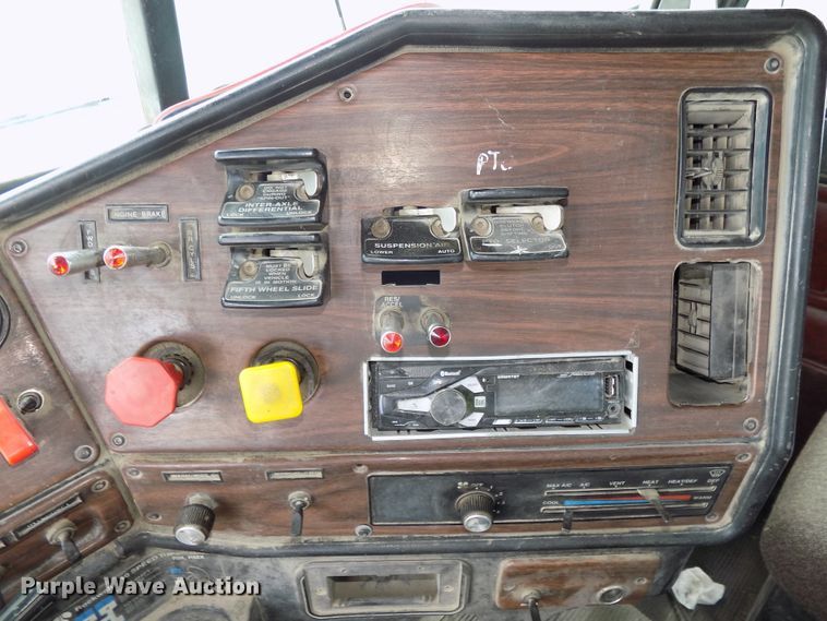 image for item DG2605 1997 Freightliner FLD  semi truck