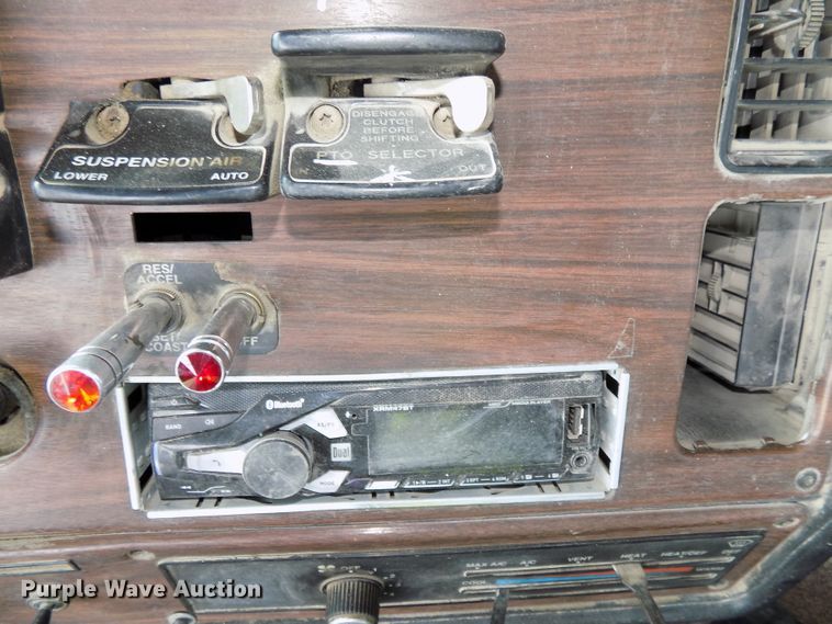 image for item DG2605 1997 Freightliner FLD  semi truck