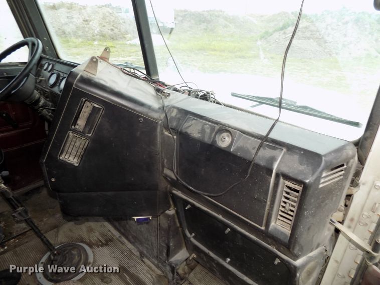 image for item DG2605 1997 Freightliner FLD  semi truck