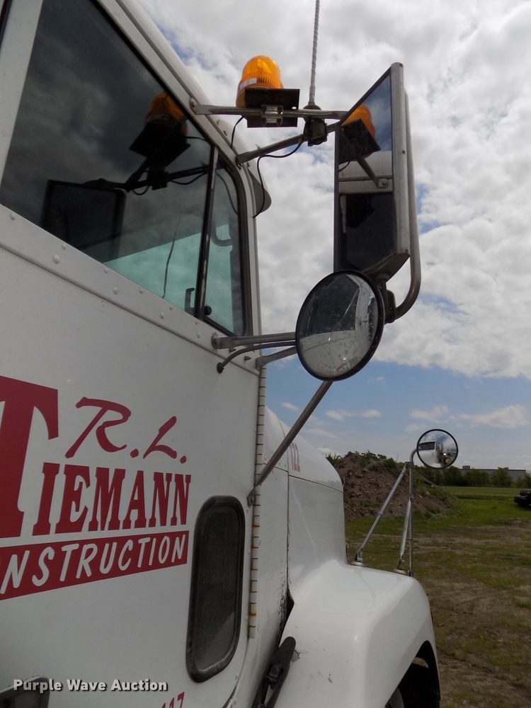 image for item DG2605 1997 Freightliner FLD  semi truck