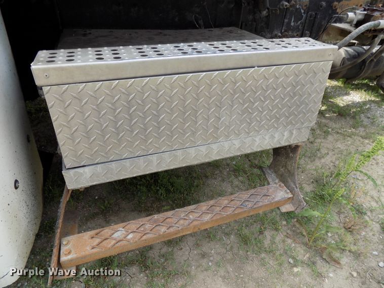 image for item DG2605 1997 Freightliner FLD  semi truck