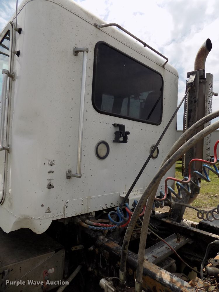 image for item DG2605 1997 Freightliner FLD  semi truck