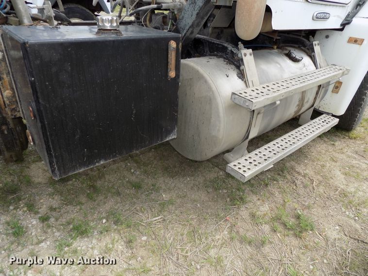 image for item DG2605 1997 Freightliner FLD  semi truck