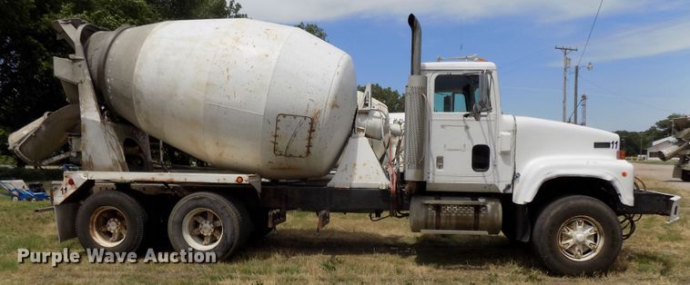 image for item DG2618 1995 International Paystar 5000  ready mix truck