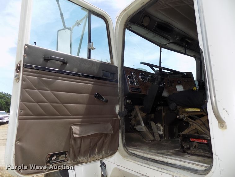 image for item DG2618 1995 International Paystar 5000  ready mix truck