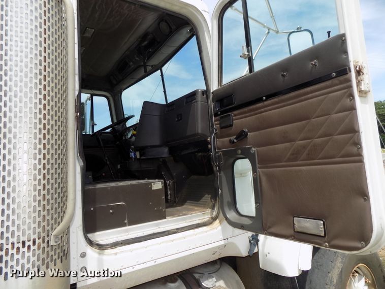 image for item DG2618 1995 International Paystar 5000  ready mix truck