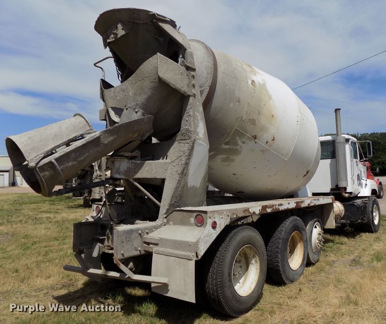 image for item DG2620 1999 International Paystar 5000  ready mix truck