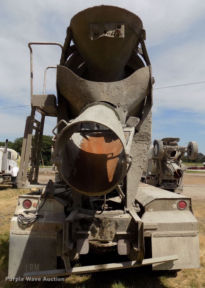 image for item DG2620 1999 International Paystar 5000  ready mix truck