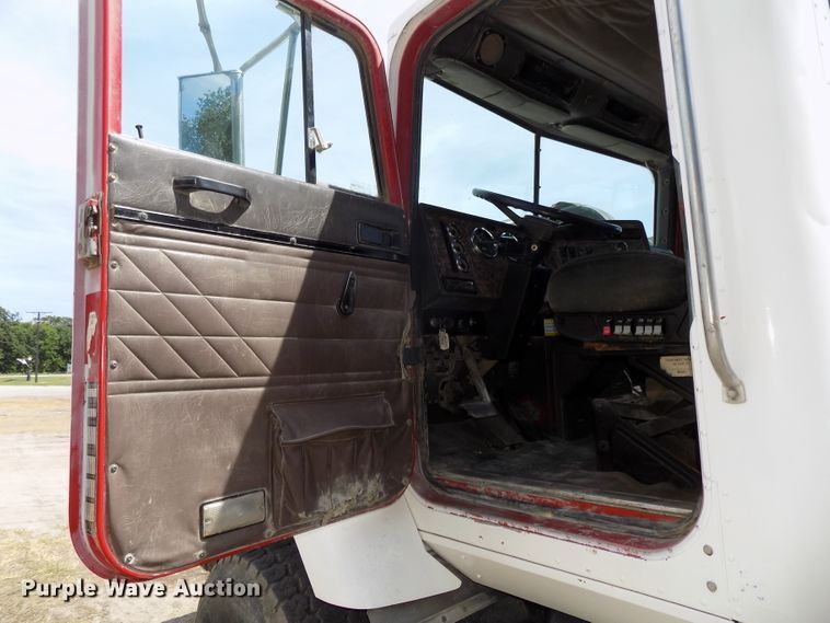 image for item DG2620 1999 International Paystar 5000  ready mix truck