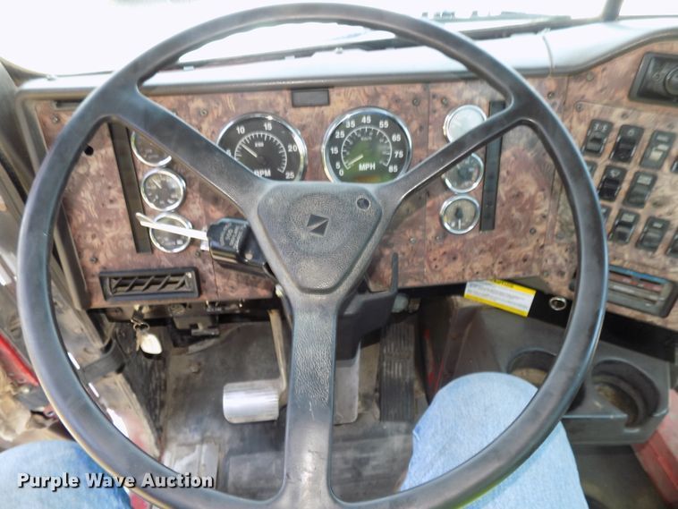 image for item DG2620 1999 International Paystar 5000  ready mix truck