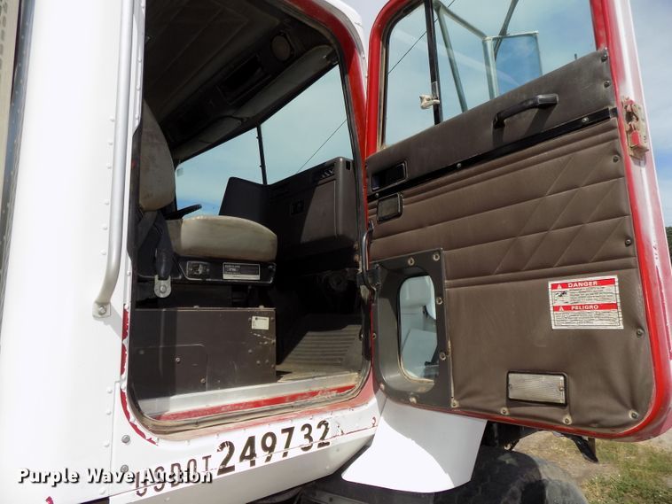 image for item DG2620 1999 International Paystar 5000  ready mix truck