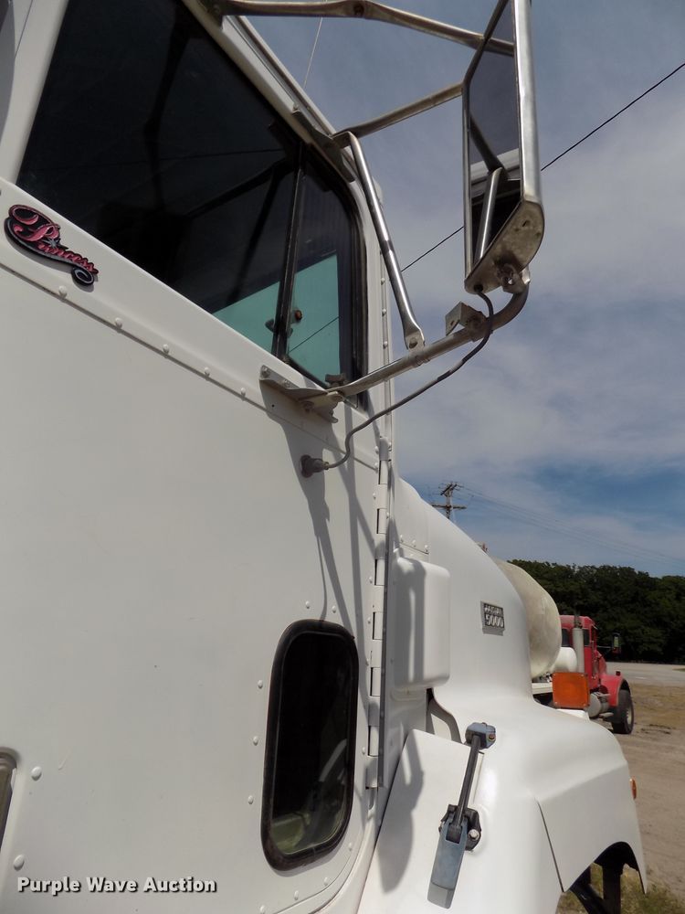 image for item DG2620 1999 International Paystar 5000  ready mix truck