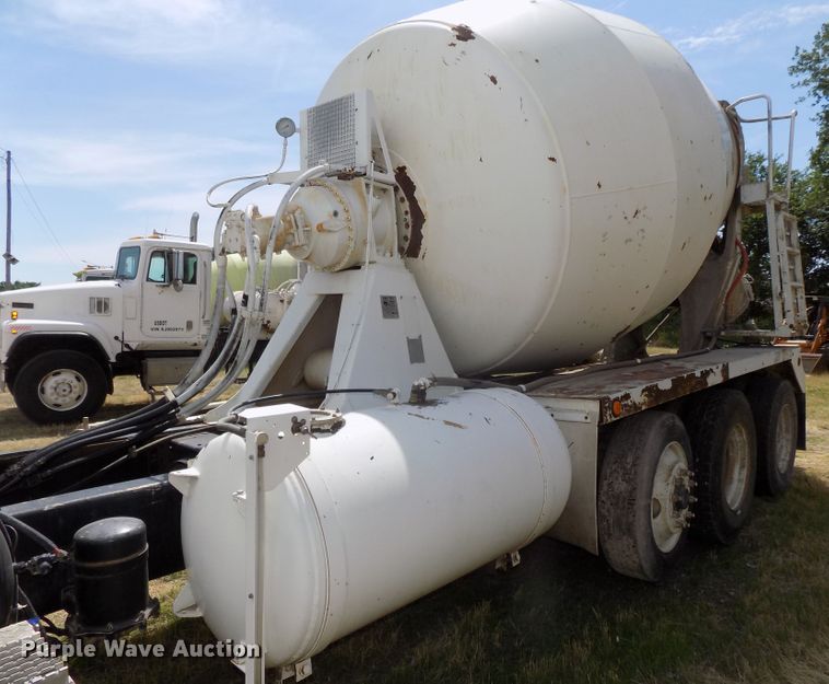 image for item DG2620 1999 International Paystar 5000  ready mix truck